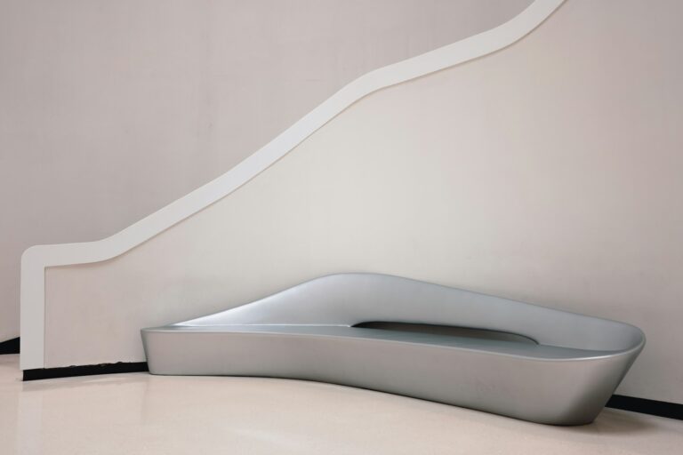 Design-Sitzbank vor weißer Treppe