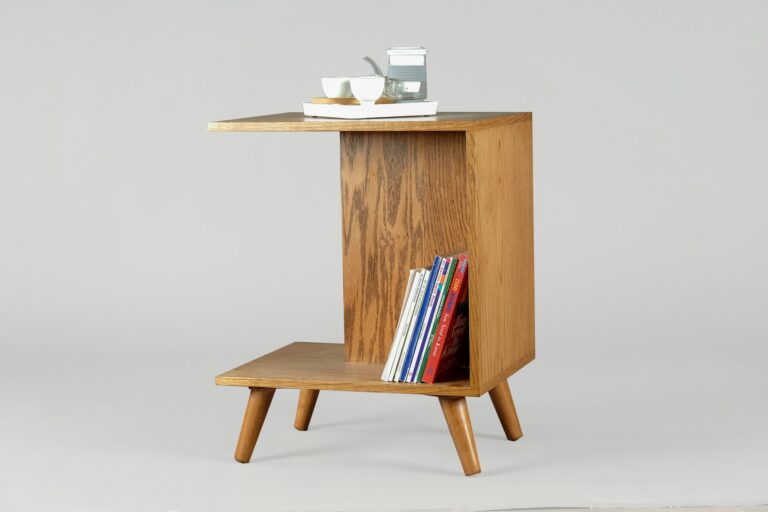 Design-Beistelltisch vor weißem Hintergrund