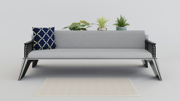 Graues Sofa vor weißem Hintergrund